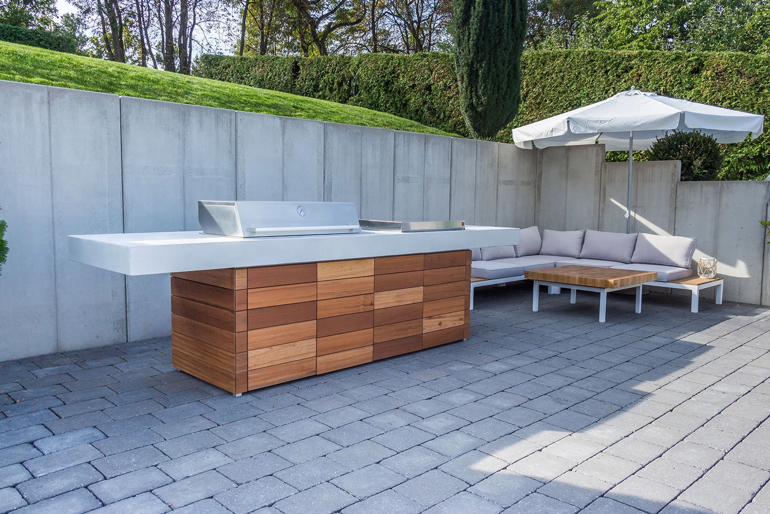 Grillfürst Outdoor Küche Mit Beton-Arbeitsplatte Und HPL-Unterschrank - Mit Edler Holzverkleidung (300 Cm X 80 Cm) - Mit Einbaugrill Und Planchagrill – Bild 5