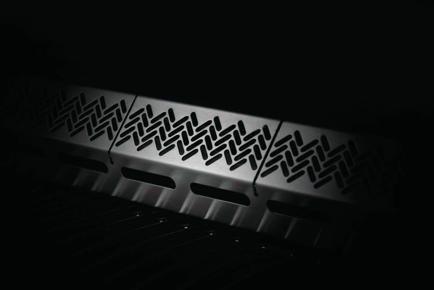 Napoleon Rogue 425 Gasgrill - All Black - Mit Seitenbrenner - Hero Modell 2023 Mit Heckbrenner Inkl. Drehspieß, Abdeckhaube Und Grillplatte – Bild 5