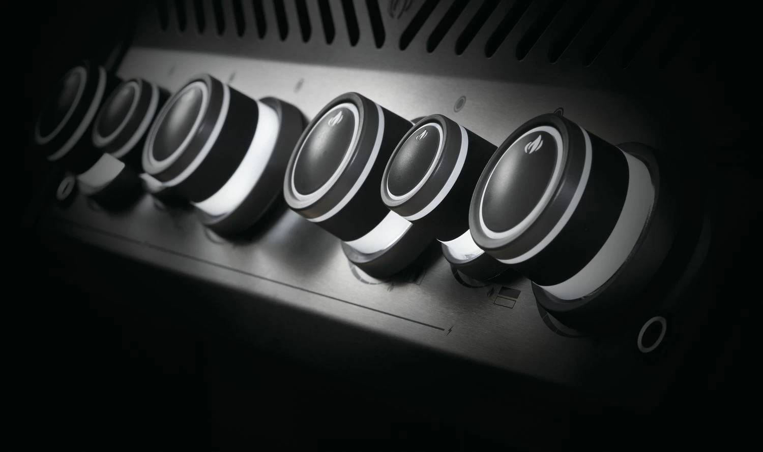 Napoleon Rogue SE 525 Gasgrill - All-black - Mit Edelstahlrosten, Sizzle Zone Und Heckbrenner - Grillfürst Edition Inkl. Abdeckhaube Im Karton - Modell 2022 – Bild 8