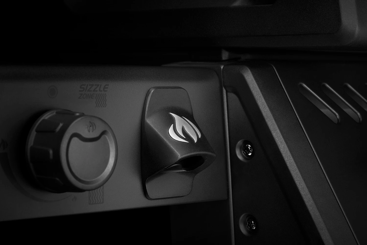 Napoleon Phantom Freestyle 425 Gasgrill, Mattschwarz - Mit Sizzle Zone Und Tür - Modell 2023 – Bild 9