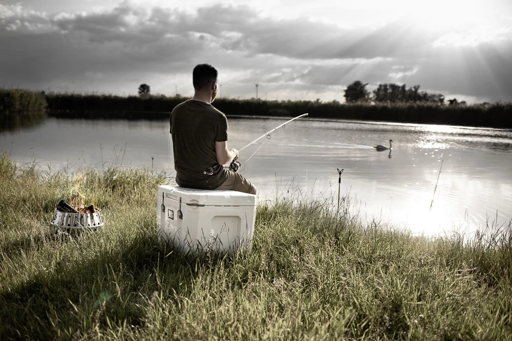 Petromax Kühlbox 50 Liter Alpenweiß - Inkl. Sitzkissen, Haft-Unterlage Und Einsatzkorb – Bild 11