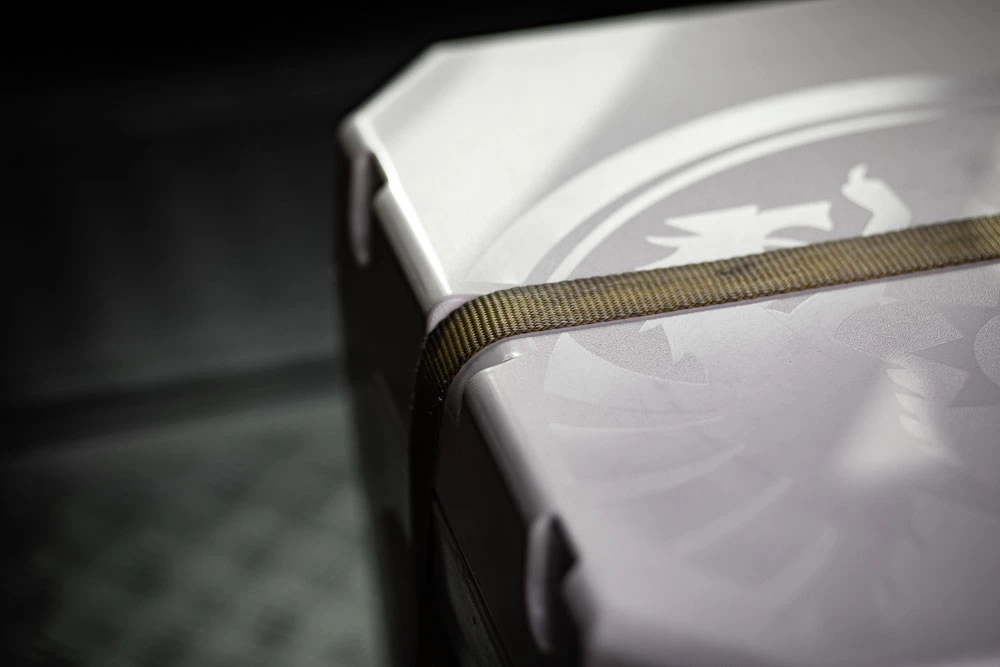 Petromax Kühlbox 50 Liter Alpenweiß - Inkl. Sitzkissen, Haft-Unterlage Und Einsatzkorb – Bild 10