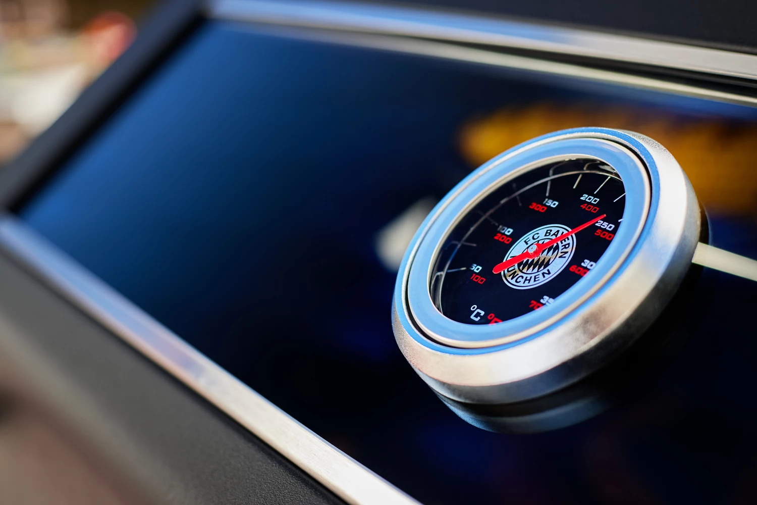 Rösle Videro G3-S VARIO+ Schwarz Gasgrill - FC Bayern Edition - Inkl. FC Bayern Abdeckhaube, Barbecue Grillzange Und Burgerpresse – Bild 11