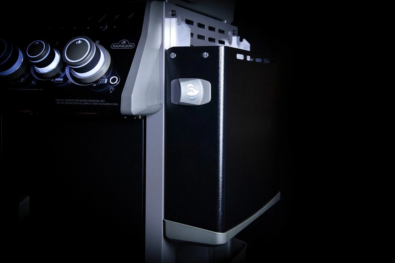 Napoleon Rogue SE 525 Gasgrill - All-black - Mit Edelstahlrosten, Sizzle Zone Und Heckbrenner - Grillfürst Edition Inkl. Abdeckhaube Im Karton - Modell 2022 – Bild 12
