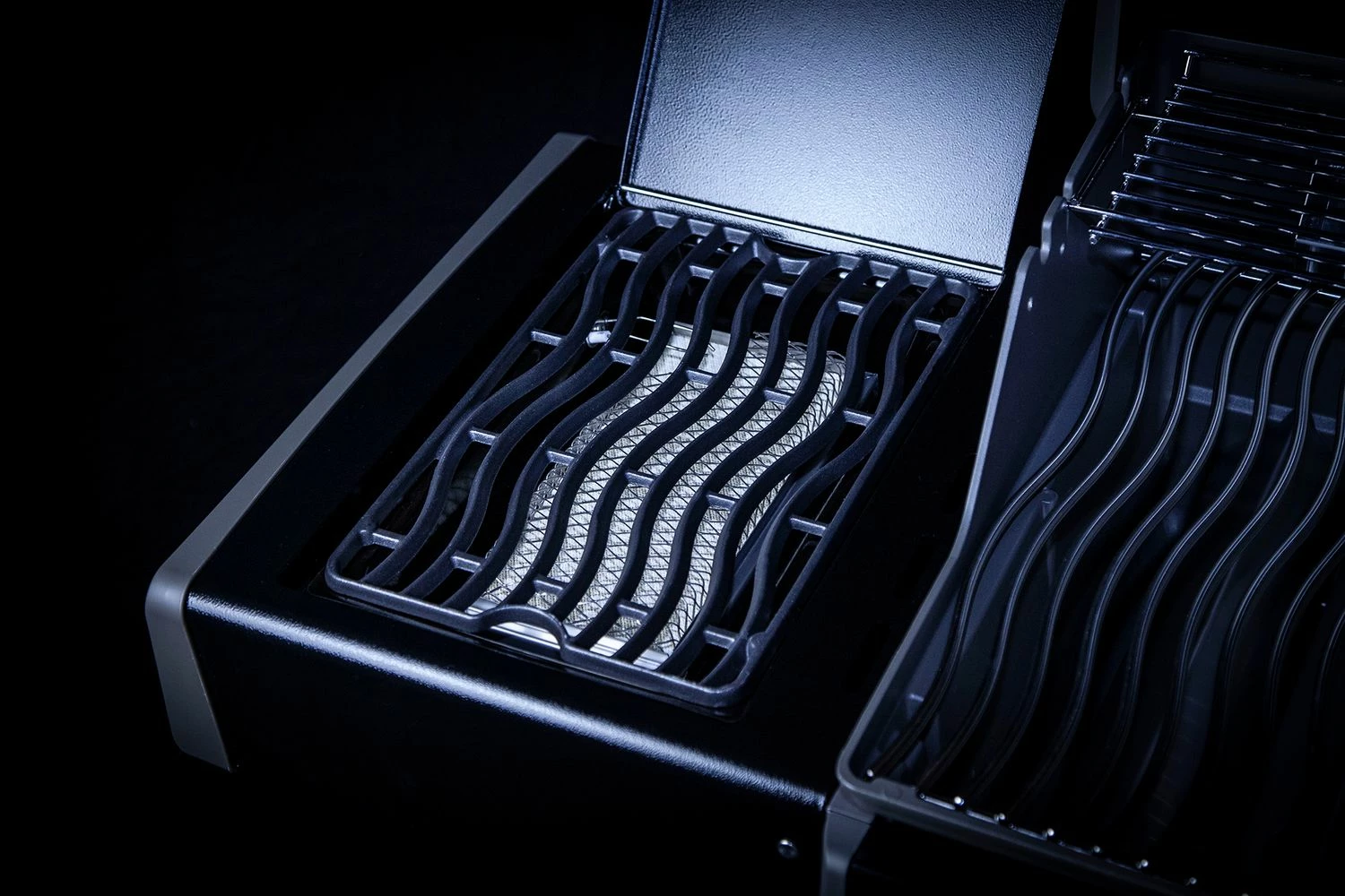 Napoleon Rogue SE 525 Gasgrill - All-black - Mit Edelstahlrosten, Sizzle Zone Und Heckbrenner - Grillfürst Edition Inkl. Abdeckhaube Im Karton - Modell 2022 – Bild 7