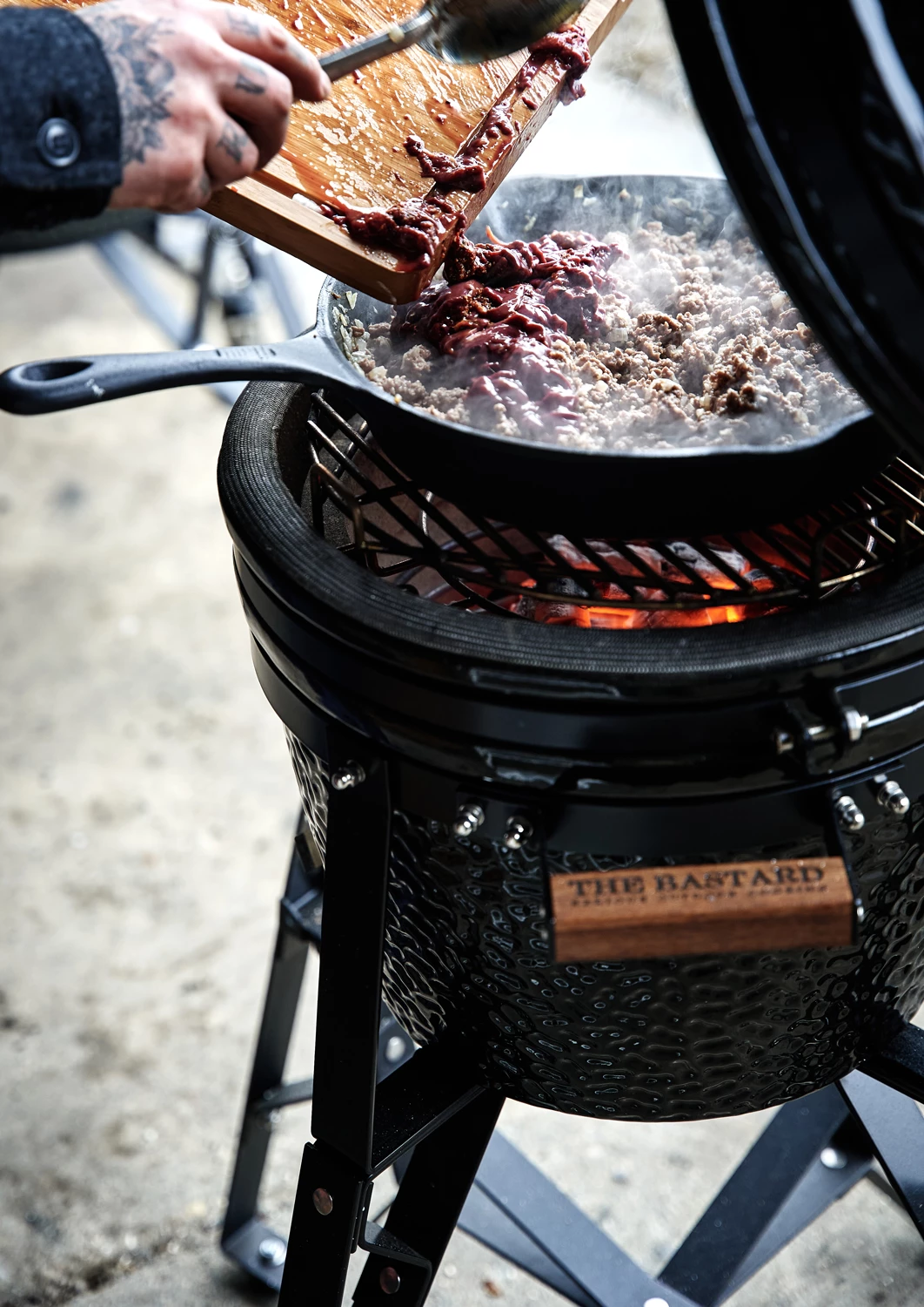 The Bastard Keramikgrill Classic Compact - Schwarz Glänzend - Modell 2023